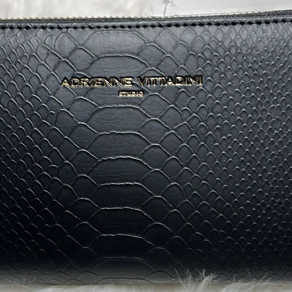 Adrienne‎ Vittadini Charging Wristlet Wallet A27